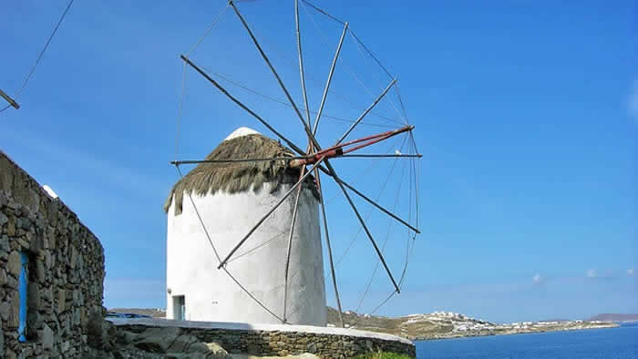 Mykonos et Santorin, destinations incontournables dans les Cyclades