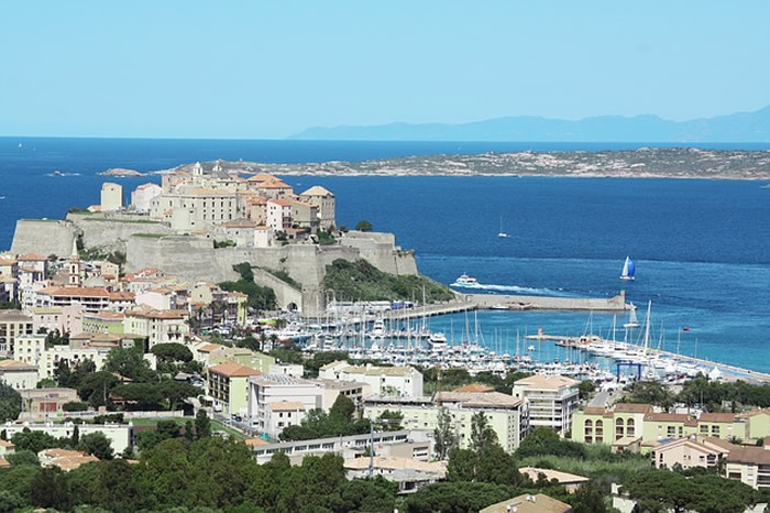 Venir en Corse avec une voiture ou pas ?